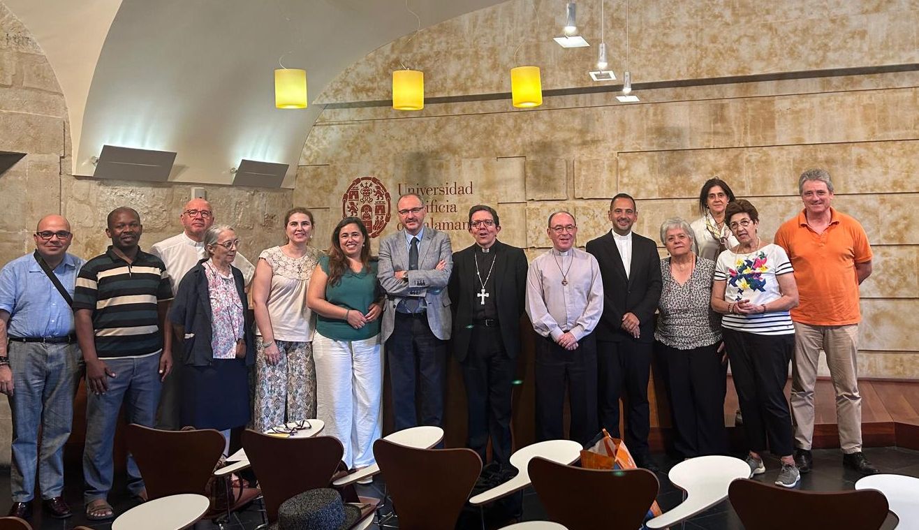 El obispo auxiliar de Sevilla, monseñor Ramón Valdivia, clausura el curso de Especialización en Ecumenismo