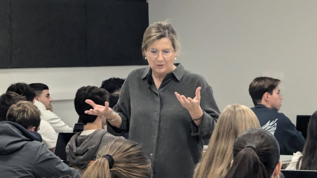 La periodista Carmela Ríos imparte un taller sobre desinformación en redes sociales