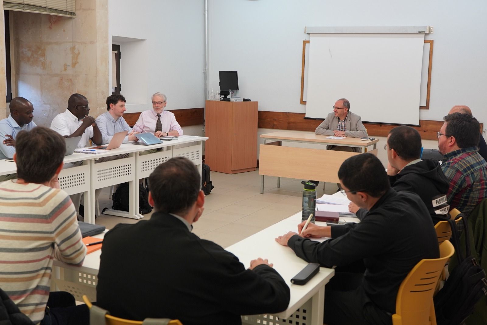 Teología celebra un encuentro con doctorandos y profesores de Maynooth