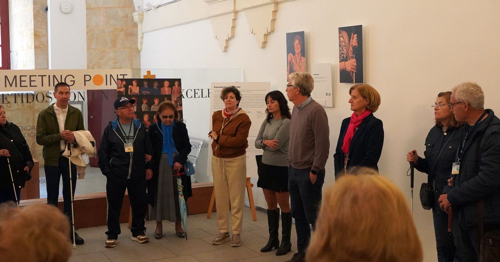 Un grupo de la ONCE visita la exposición ‘Lecciones de Vida’, un proyecto fotográfico del TFG de la alumna de la Facultad de Comunicación Natalia García Cons