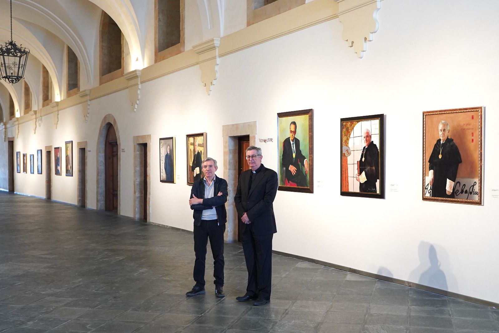 La Universidad reubica su galería de retratos de rectores