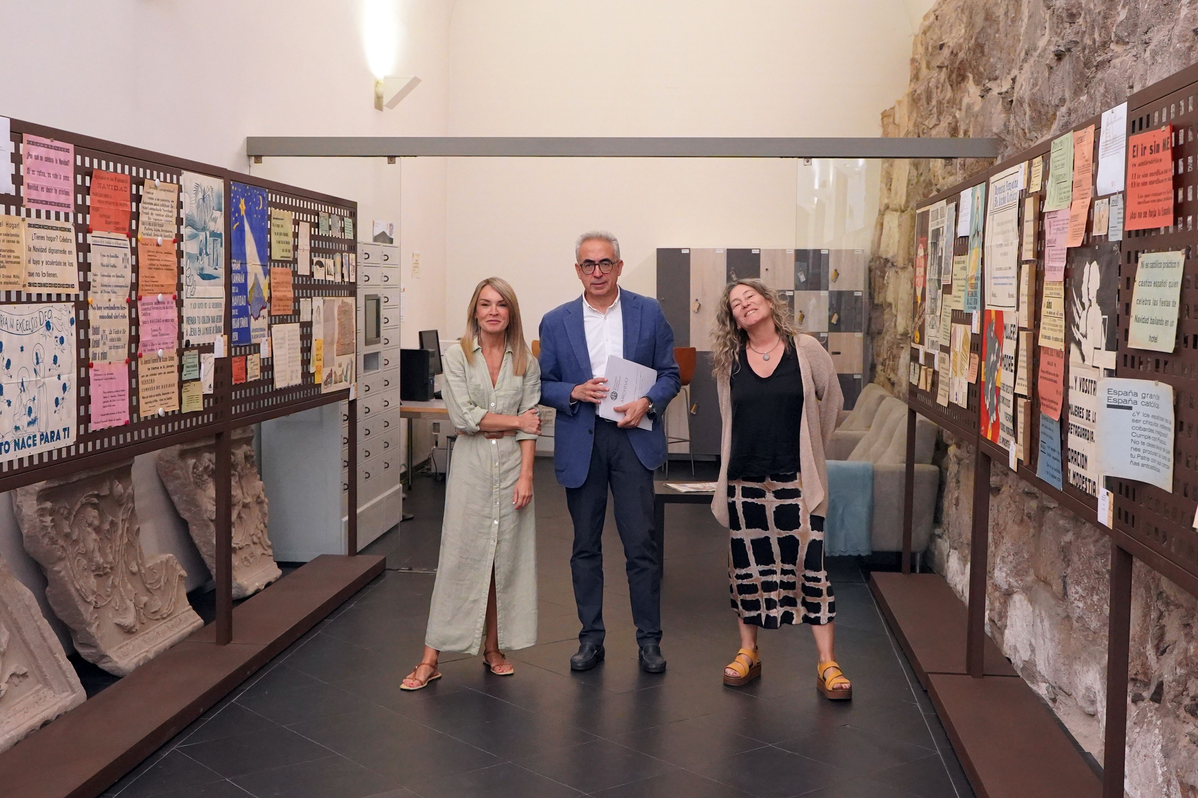 Exposición de una muestra de carteles y octavillas del fondo de Juventud Femenina de Acción Católica