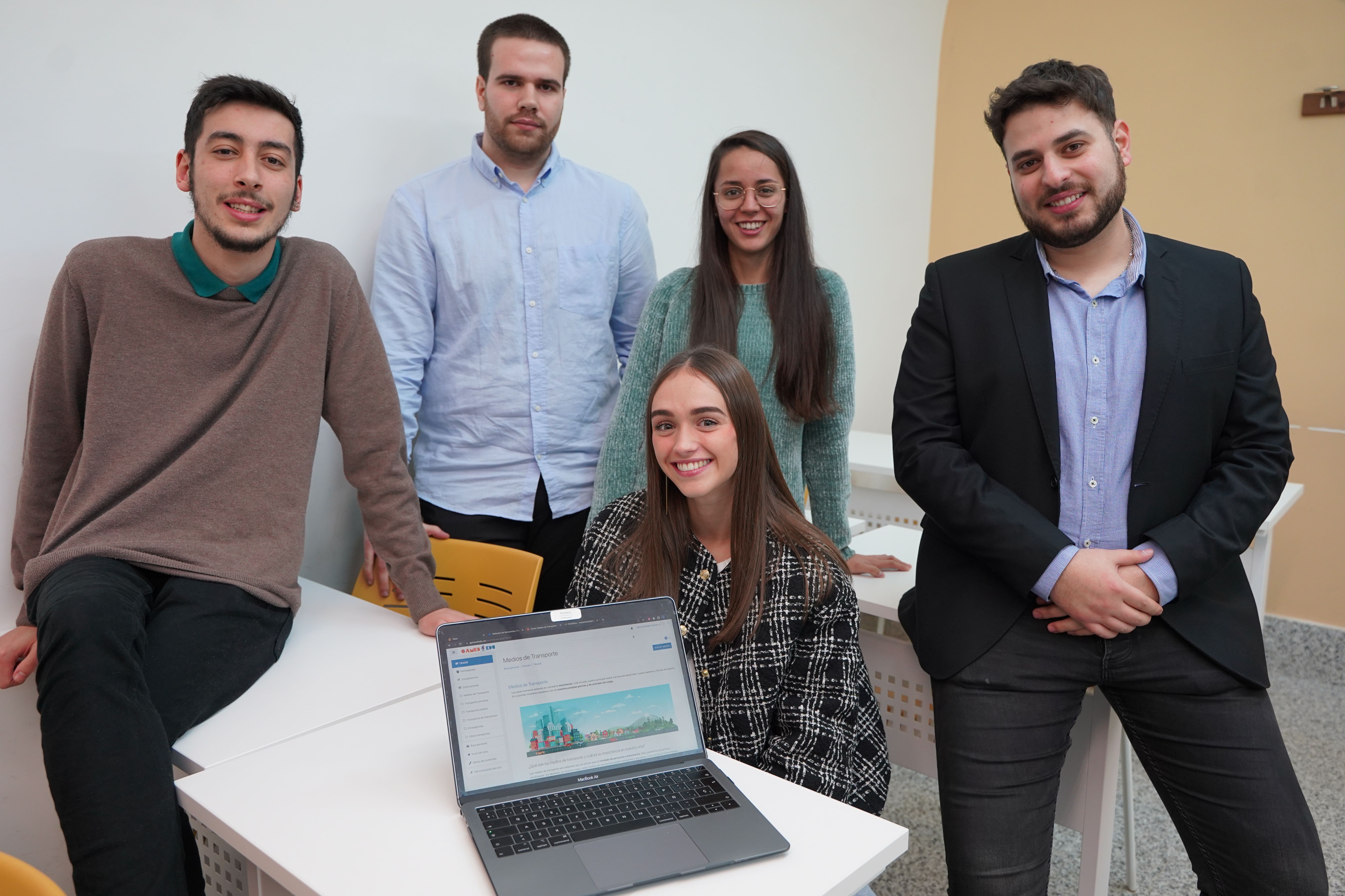 #hack4edu premia aplicaciones diseñadas para mejorar la salud mental del docente, gamificar el aula y enseñar robótica en zonas rurales