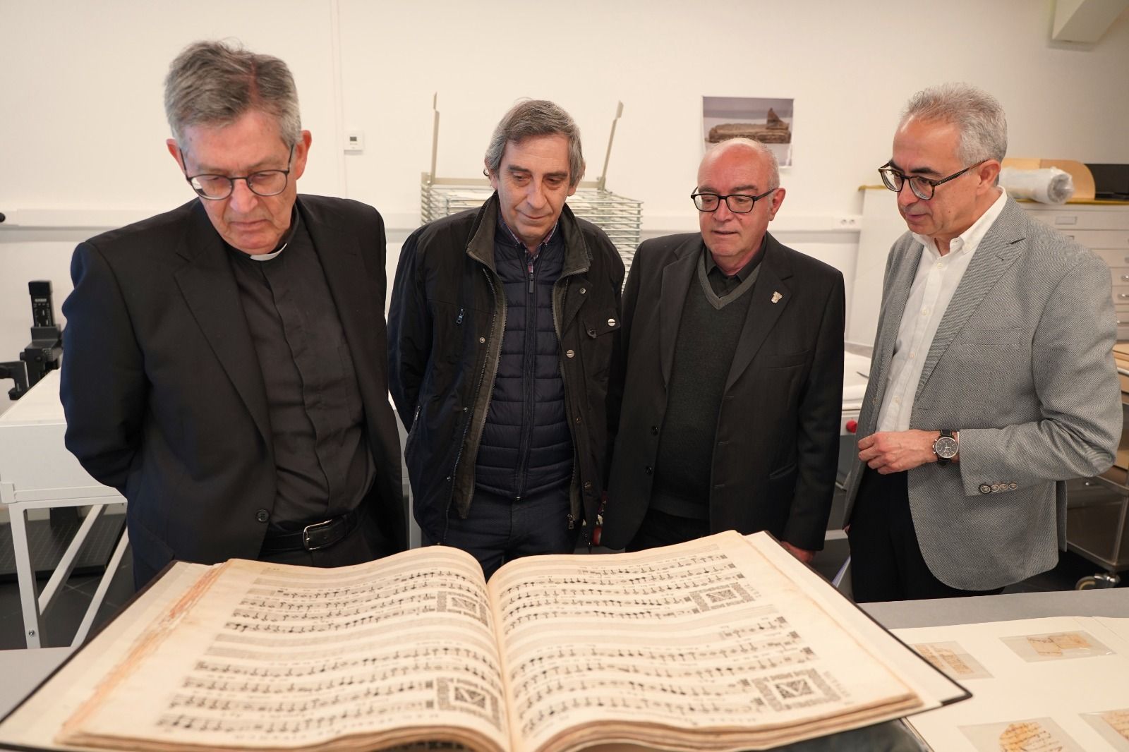 El Rector entrega al deán del Cabildo de la Catedral un cantoral restaurado de Sebastián de Vivanco, datado en 1608