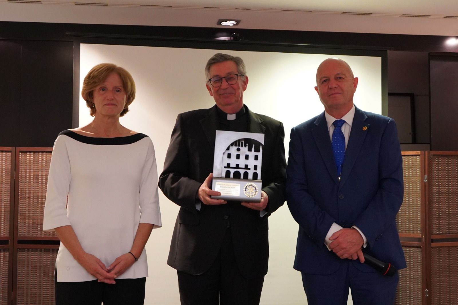 El Rotary Club Salamanca Plaza Mayor entrega el Premio SERVIR 2024 a la Universidad de la Experiencia