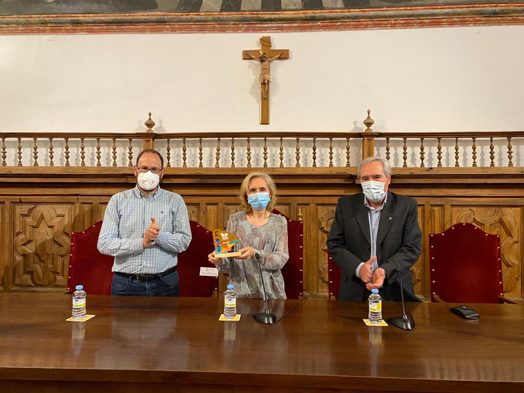 La rectora, Mirian Cortés, recibe el galardón del Centenario de la Federación Española de Deportes de Montaña y Escalada