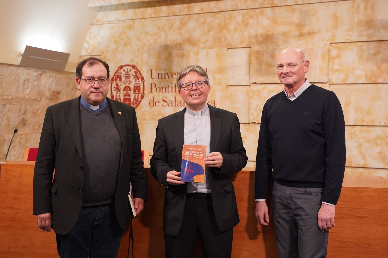 El profesor Gaspar Hernández Peludo presenta su nuevo libro ’La existencia del presbítero. Paradoja y misterio’