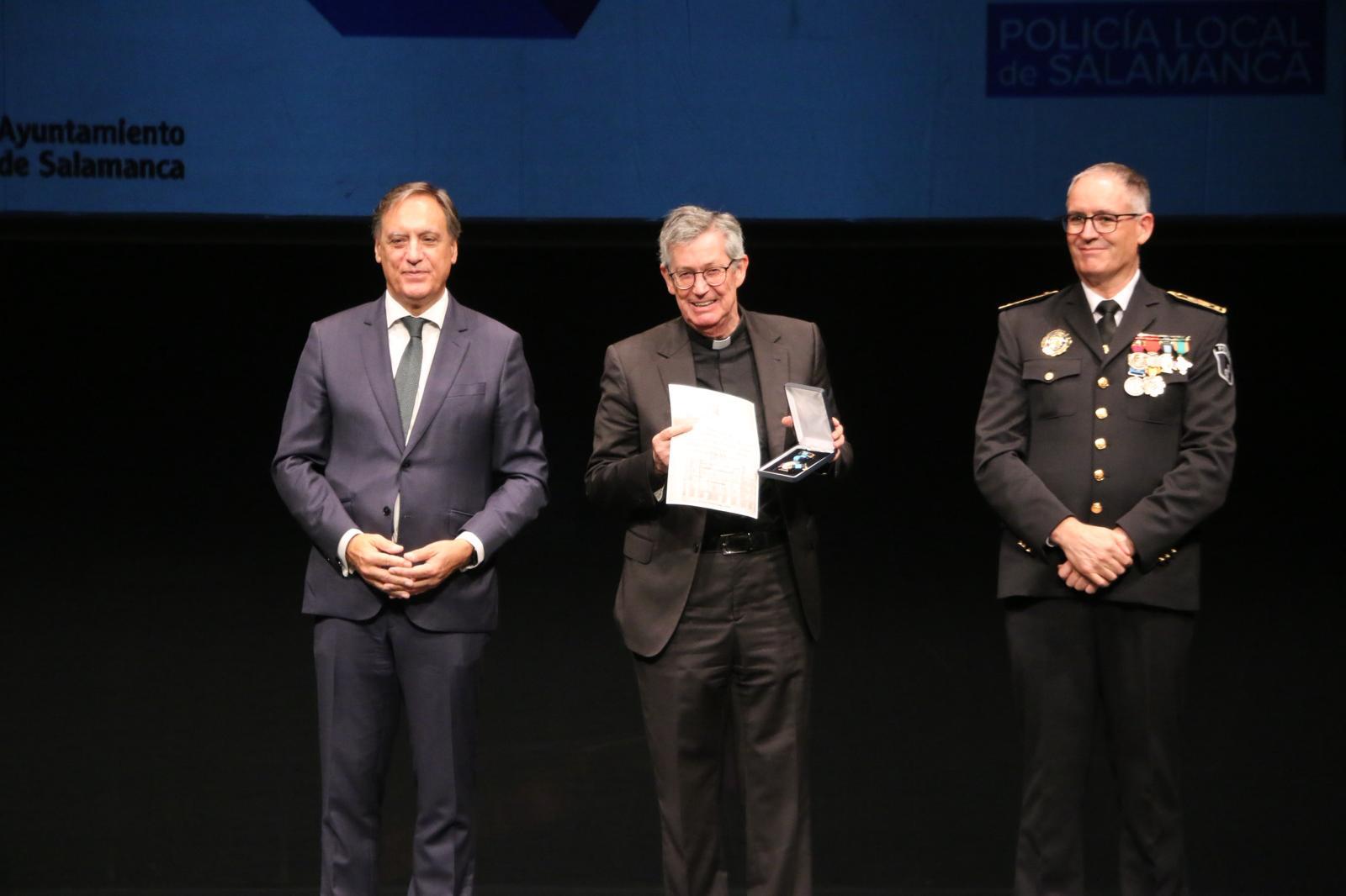 El Rector recibe la Medalla al Mérito Policial 2025