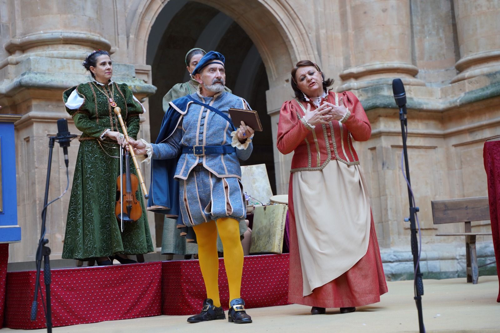 Aforo completo en el Patio Barroco para disfrutar de la obra ‘Buscando a Nebrija’