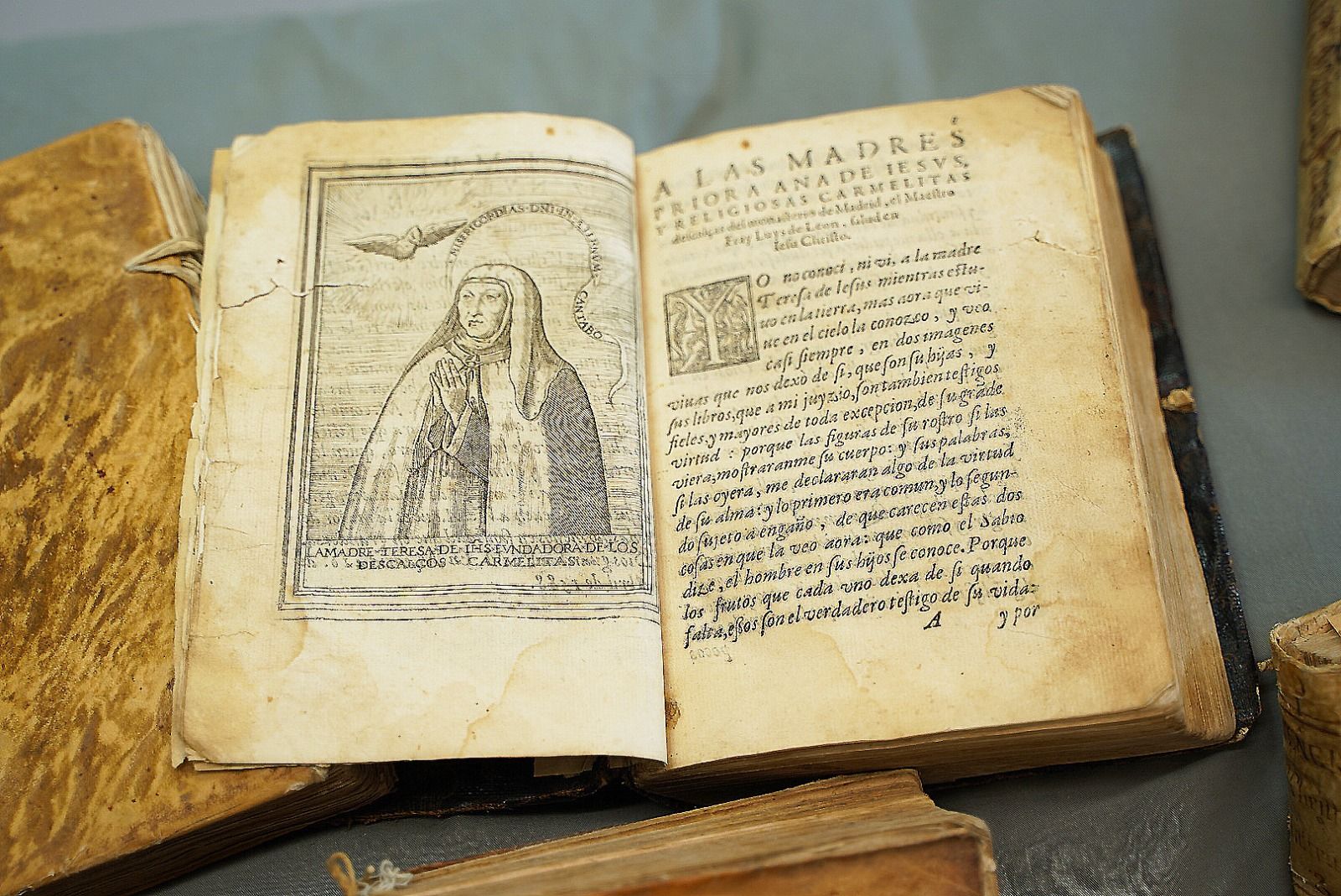 La UPSA recibe la biblioteca sobre oratoria y sermones, donada por el profesor José Ramos Domingo