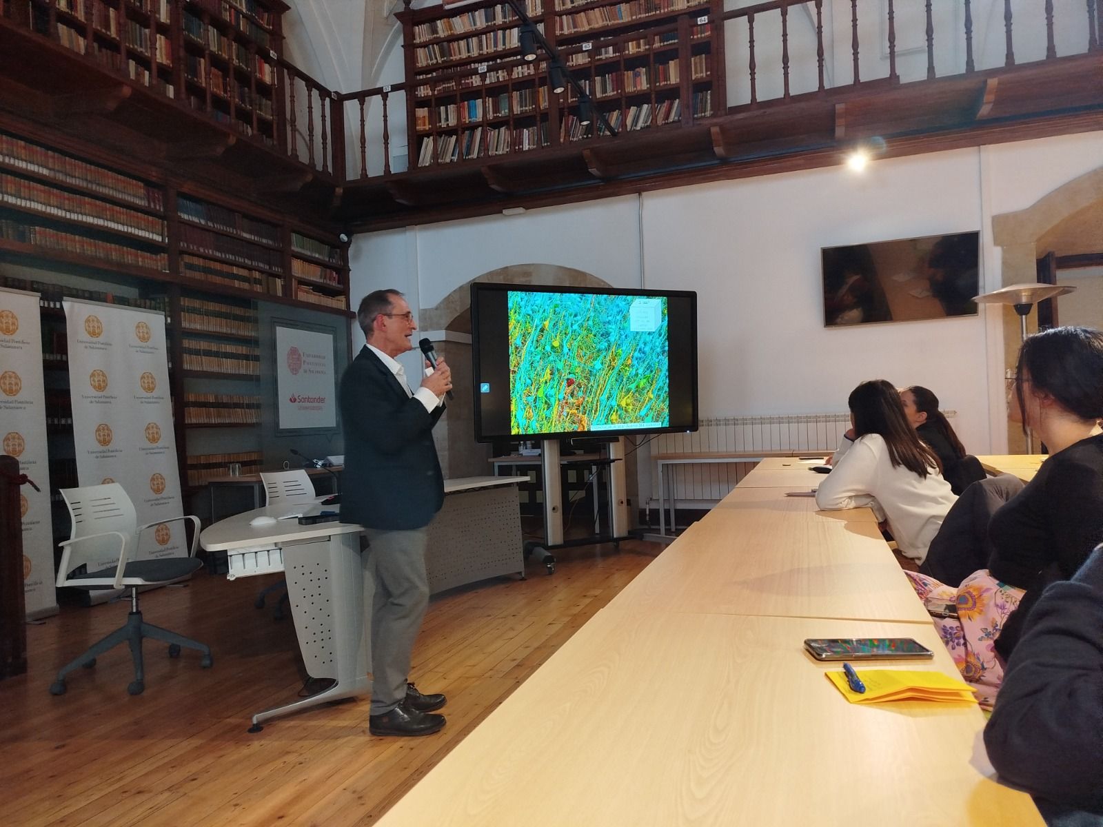 El investigador Francisco David Rodríguez analiza la función del cerebro antes las adicciones en el ámbito familiar