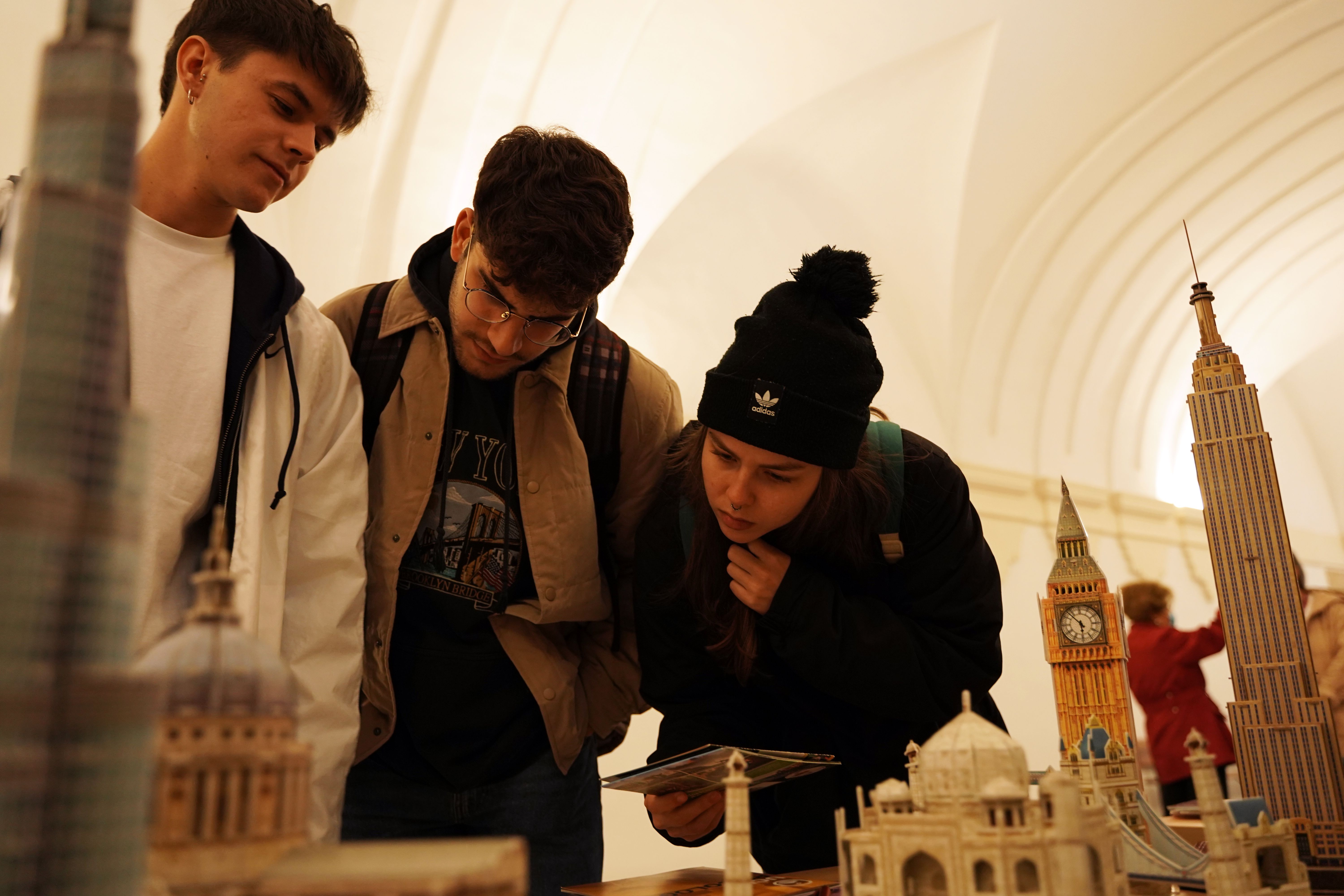 Varias mesas informativas asesoran a los estudiantes sobre la movilidad nacional e internacional